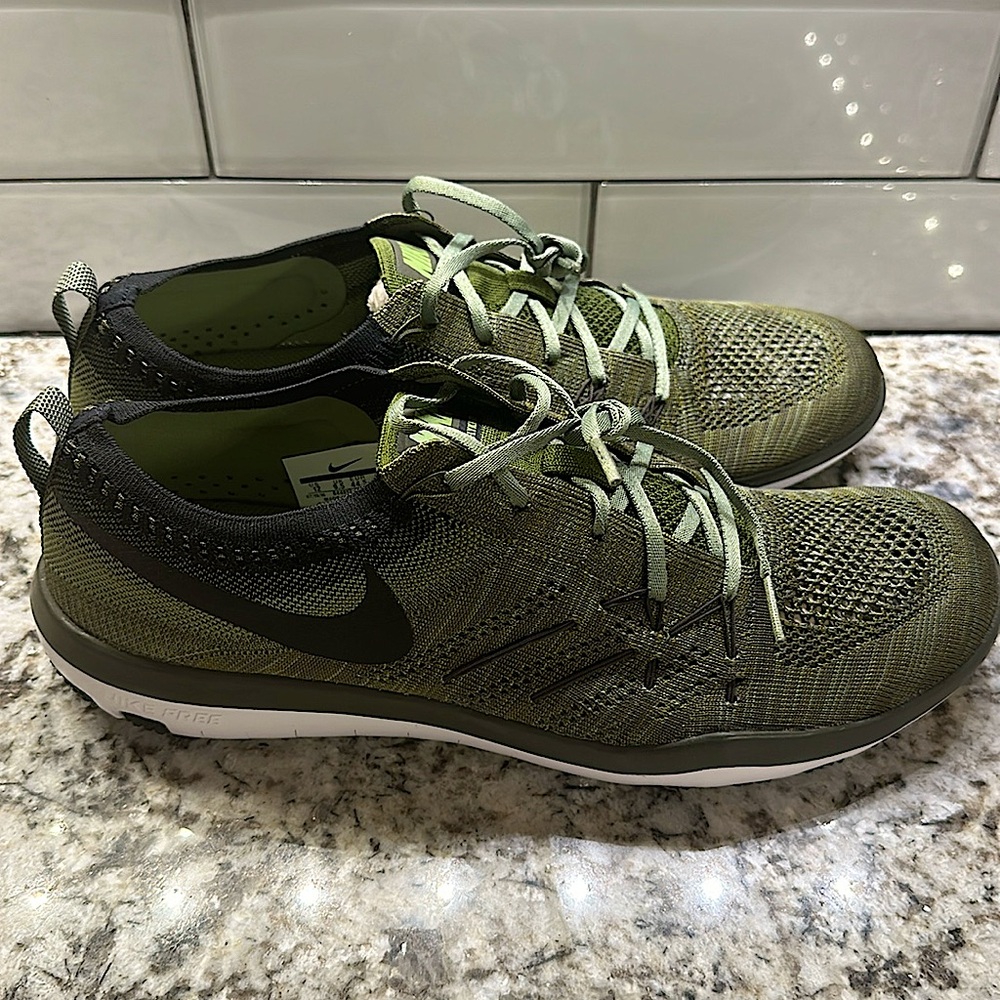 M10.5/W12 NWOT Nike Focus Flyknit Shoes